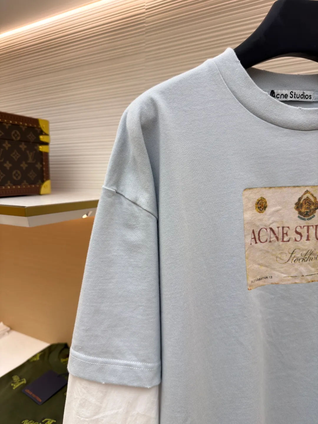 Acne Studios coin letter fake two-piece long sleeves ●Authentic product: purchased and developed by 2319 ●Item number: 1680854-A50 ●Fabric: long-staple cotton fabric ●Technology: positioning cutting machine ●Version: loose version ●Weight: about 375 grams ●Size: S-M-L-XL ●Description: High-density 60-count 100% long-staple cotton, light and crisp! It is breathable and soft and creates a fake two-piece effect that is very fashionable on the upper body. It creates a relaxed and casual feeling and the hem hangs naturally, which is a perfect crotch-covering artifact. The hem is a simple double-stitched hem! The irregular distressed and frayed colors echo the collar and cuffs, the overall alignment is straight and delicate, the fabric is comfortable and soft, and the color is consistent with no color difference. It can be matched with the same style to create a fashionable look, and can be used in various occasions. Customized accessories, complete with three standards, same style for men and women!